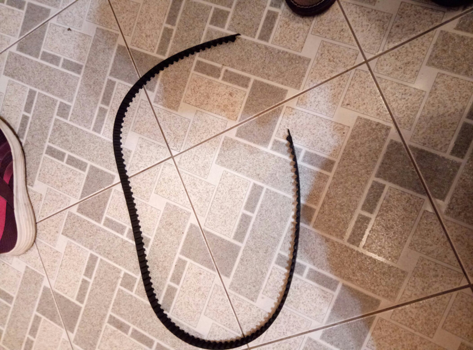 Порвался ремень ГРМ(Хорошо, что не гнет) — Lada 2115, 1,5 л, 2005 года ...