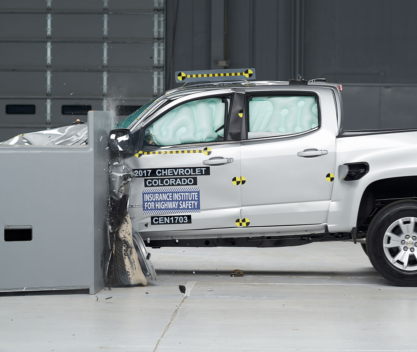 Краш тест Шевроле Нива. IIHS. Шевроле Оникс краш тест. 2006 Toyota Tacoma moderator overlap crash Test LHS.