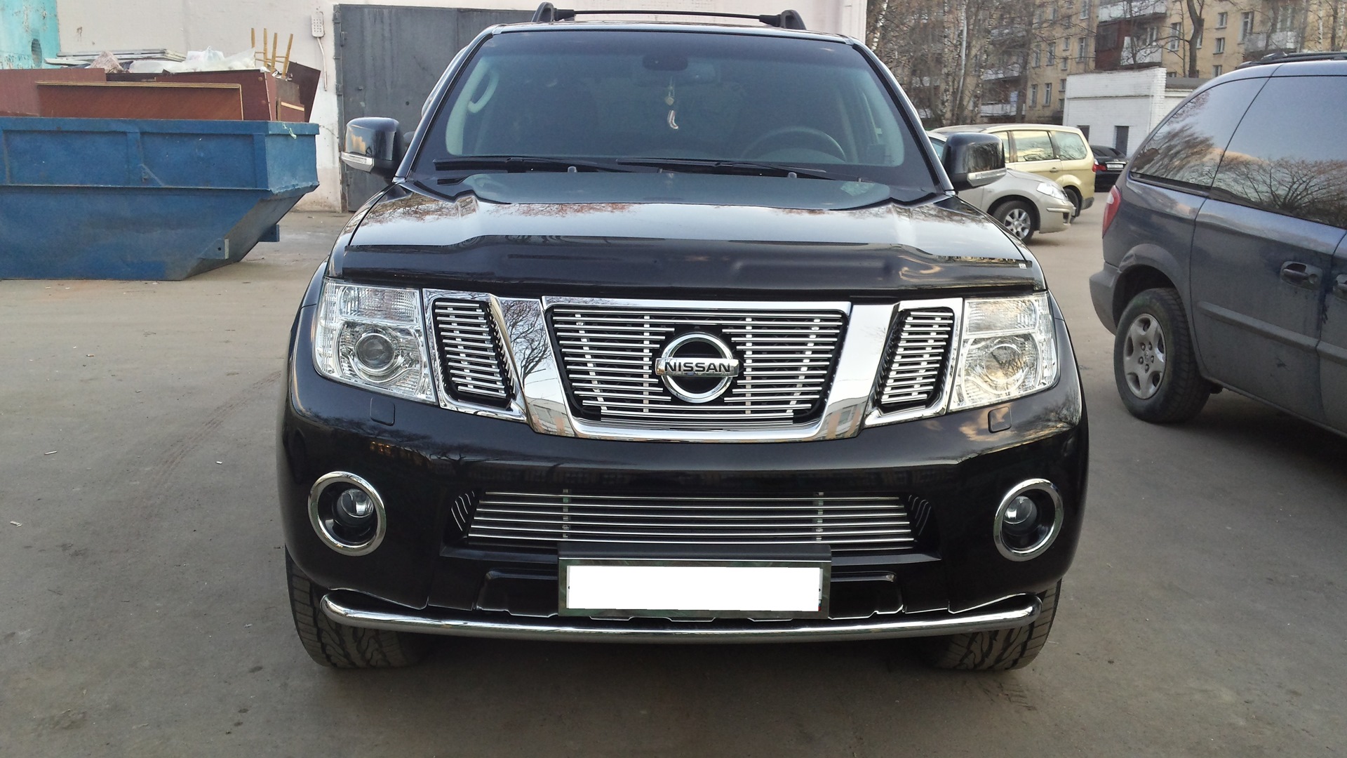 Обвес патфайндер. Обвес Ниссан Патфайндер r52. Обвес Nissan Pathfinder r52. Черный Патфайндер с черной решеткой. Решетка радиатора Ниссан Патфайндер r51 тюнинг.