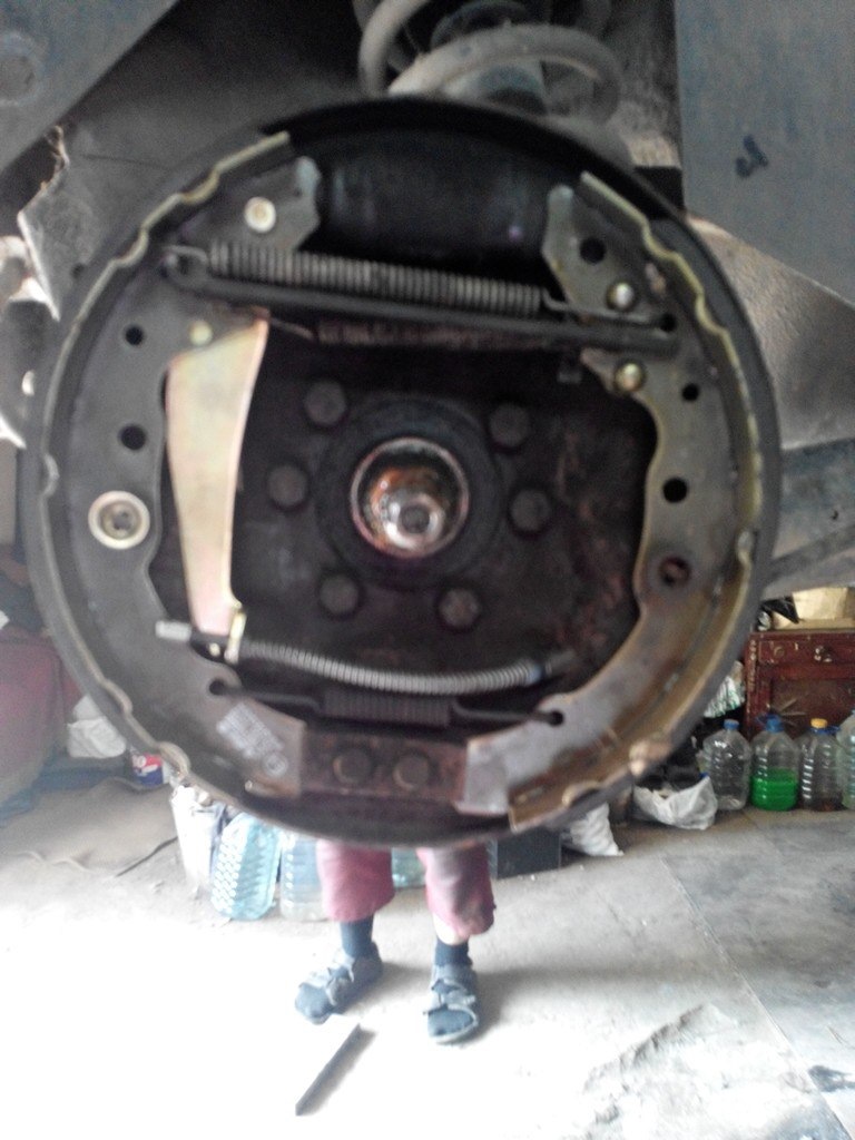 Замена задних тормозных колодок и тросика спидометра — Audi 100 (C3), 2 ...