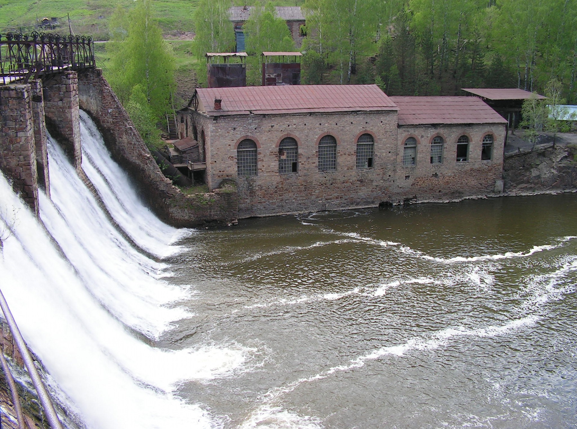 Поселок плотина. Гирвасская плотина водопад. Ливадийская гэс на реке осётр. Харлу гэс. Поселок плотина.