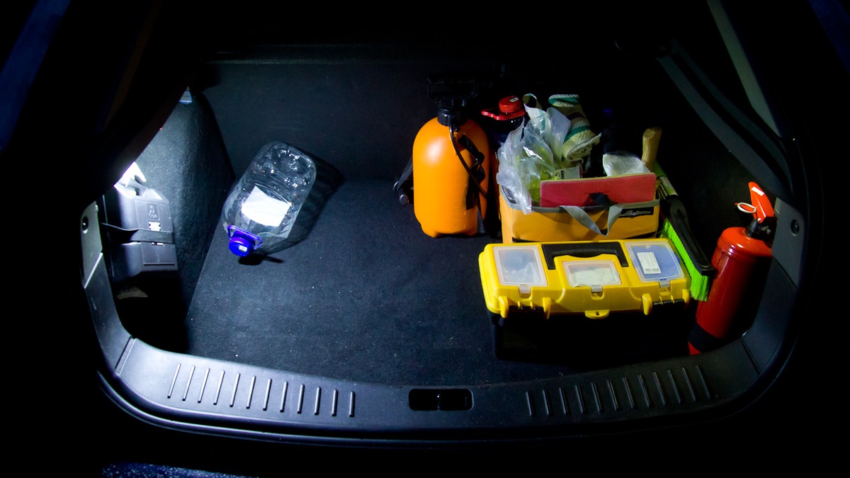 Подсветка багажника форд. Подсветка багажника Форд фокус 2. Подсветка багажника фф2 седан. Лампа подсветки багажника Форд фокус 2. Освещение багажника Форд фокус 2 хэтчбек.