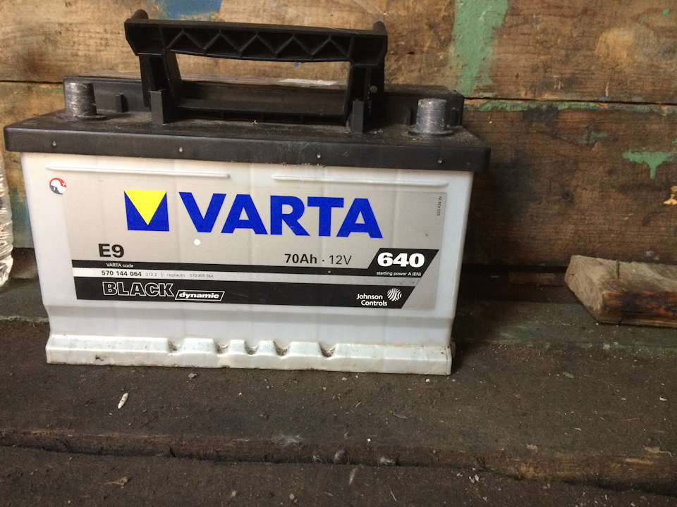 Аккумулятор варта мерседес. Как открыть аккумулятор варта. Крышка акб varta. Крышка акб varta. Аккумулятор варта мерседес.