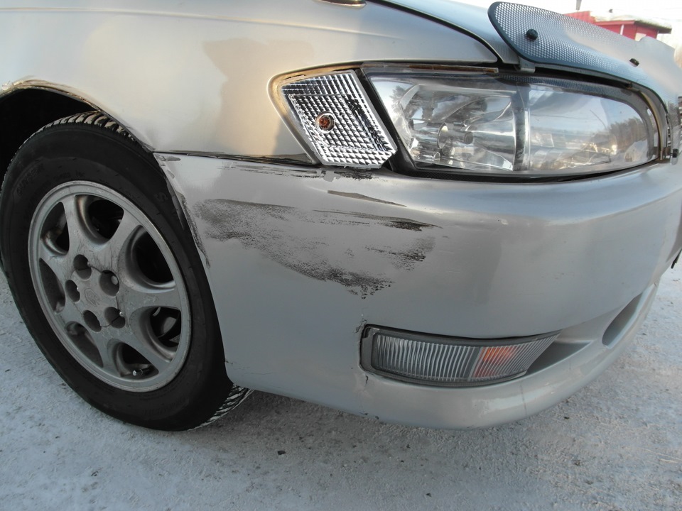 авария с мото заднее колесо в бампере. царапина на переднем бампере. бамп царапины. бампер для колеса. колеса бампера.