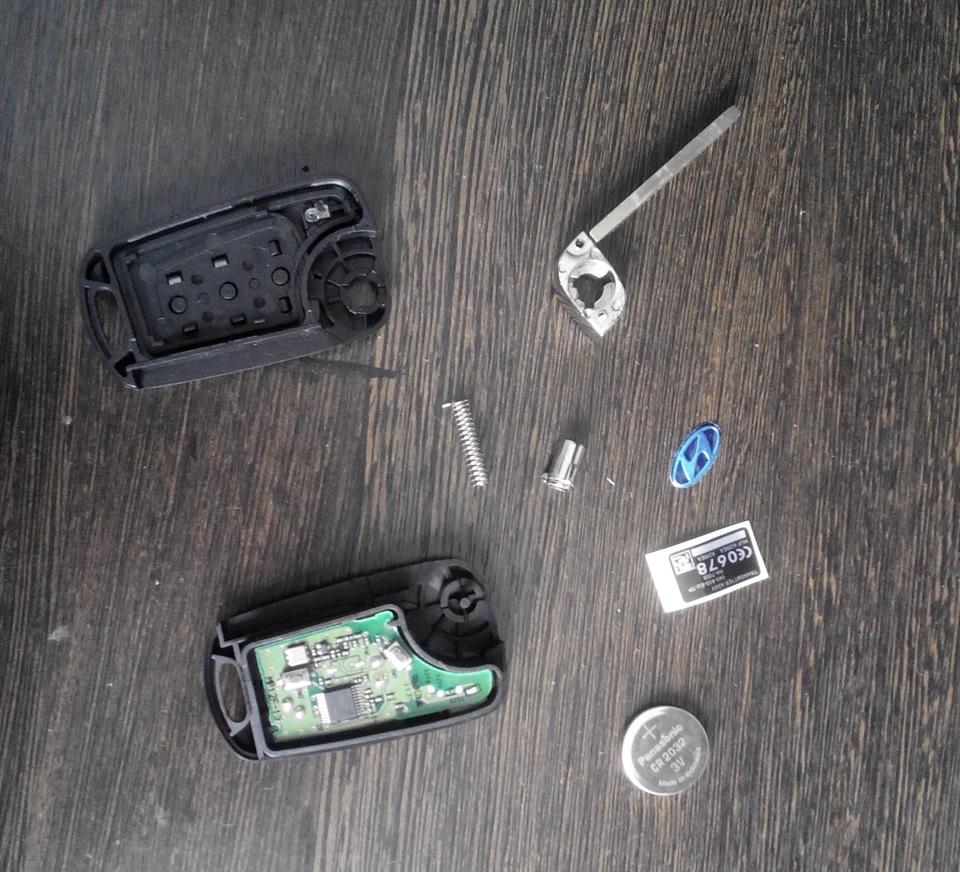 Плоская батарейка в ключах Хендай Солярис 2015. Замена батарейки в смарт коюче солярис2. Замена батареи ключа Солярис 1. Поменять батарейку в Ключе Хендай Солярис 2021.