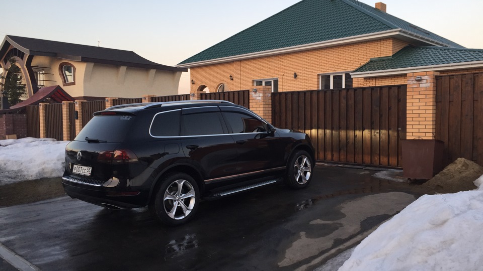 Туарег drive2. Volkswagen Touareg 2 тонированный. Фольксваген Туарег 2008 черный тонированный. Фольксваген Туарег черный тонированный. Туарег 2008 черный тонированный.