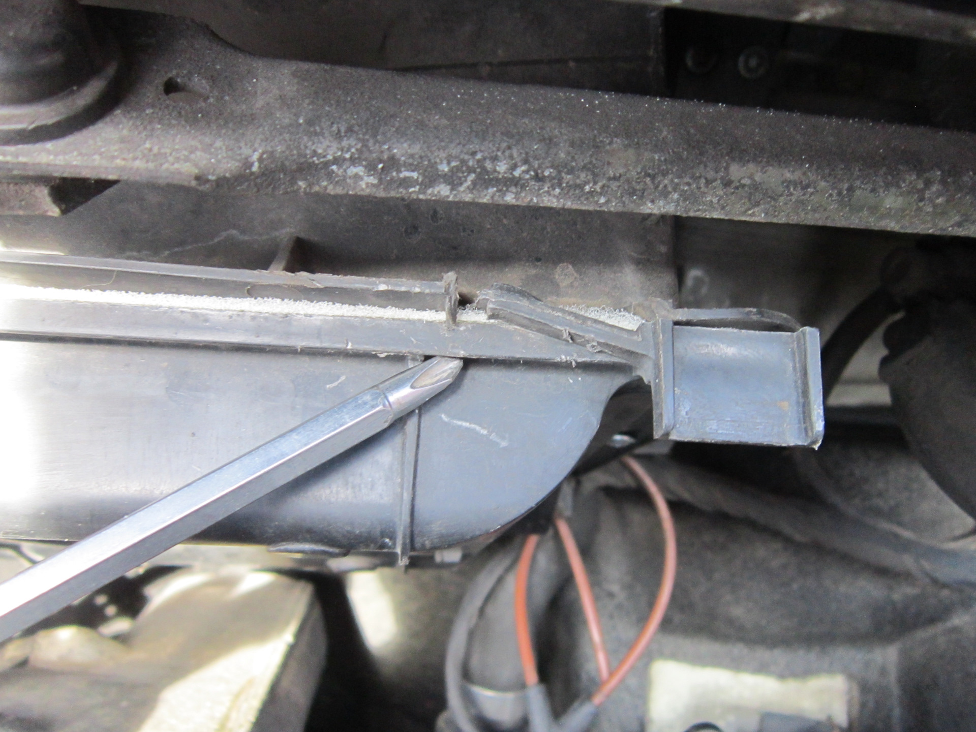 Отремонтировал крышку воздушного фильтра в салон. — Mercedes-Benz ...