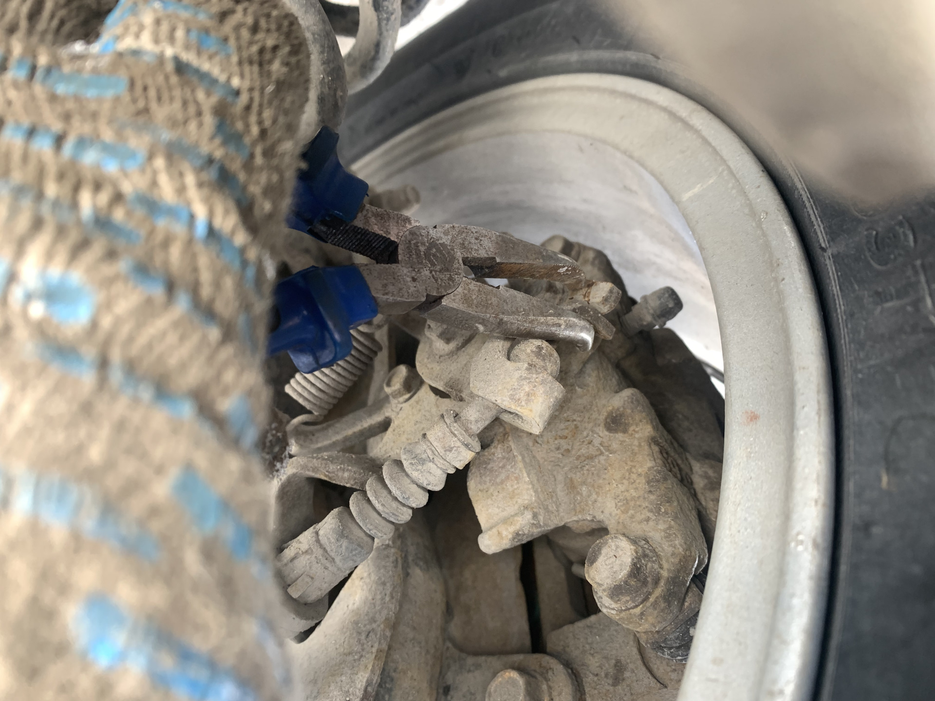 Тросик ручника растянулся? — Mitsubishi Outlander (3G), 2 л, 2015 года ...