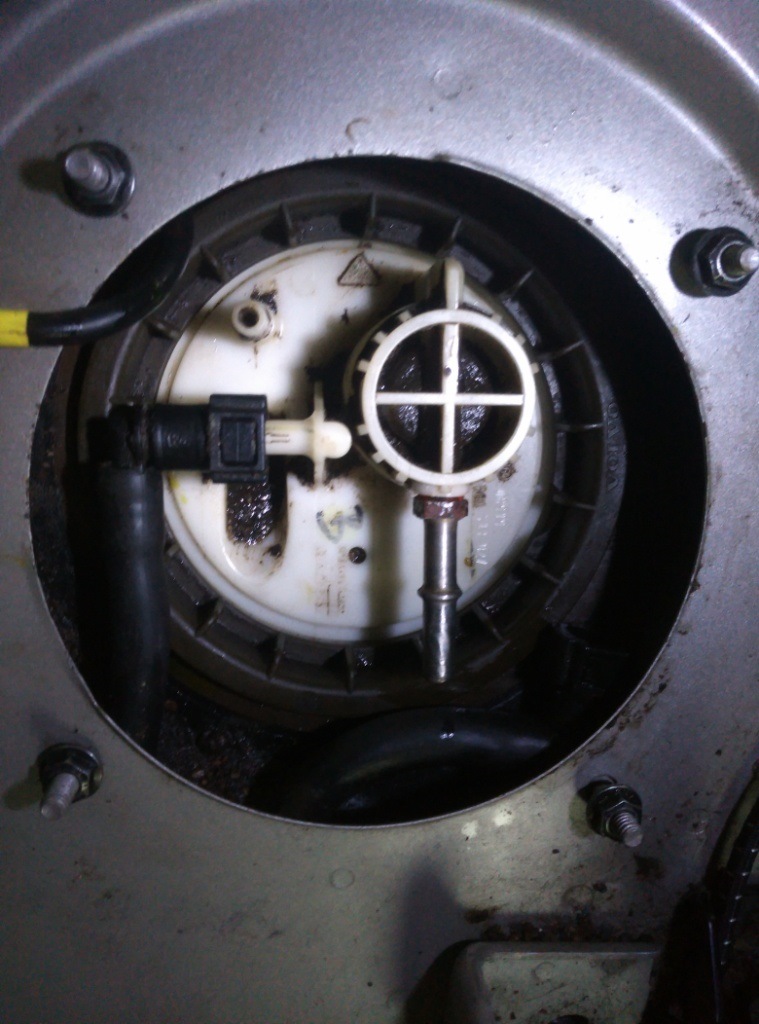 Штуцер топливного насоса. — Volvo V70 II, 2,5 л, 2000 года | своими ...