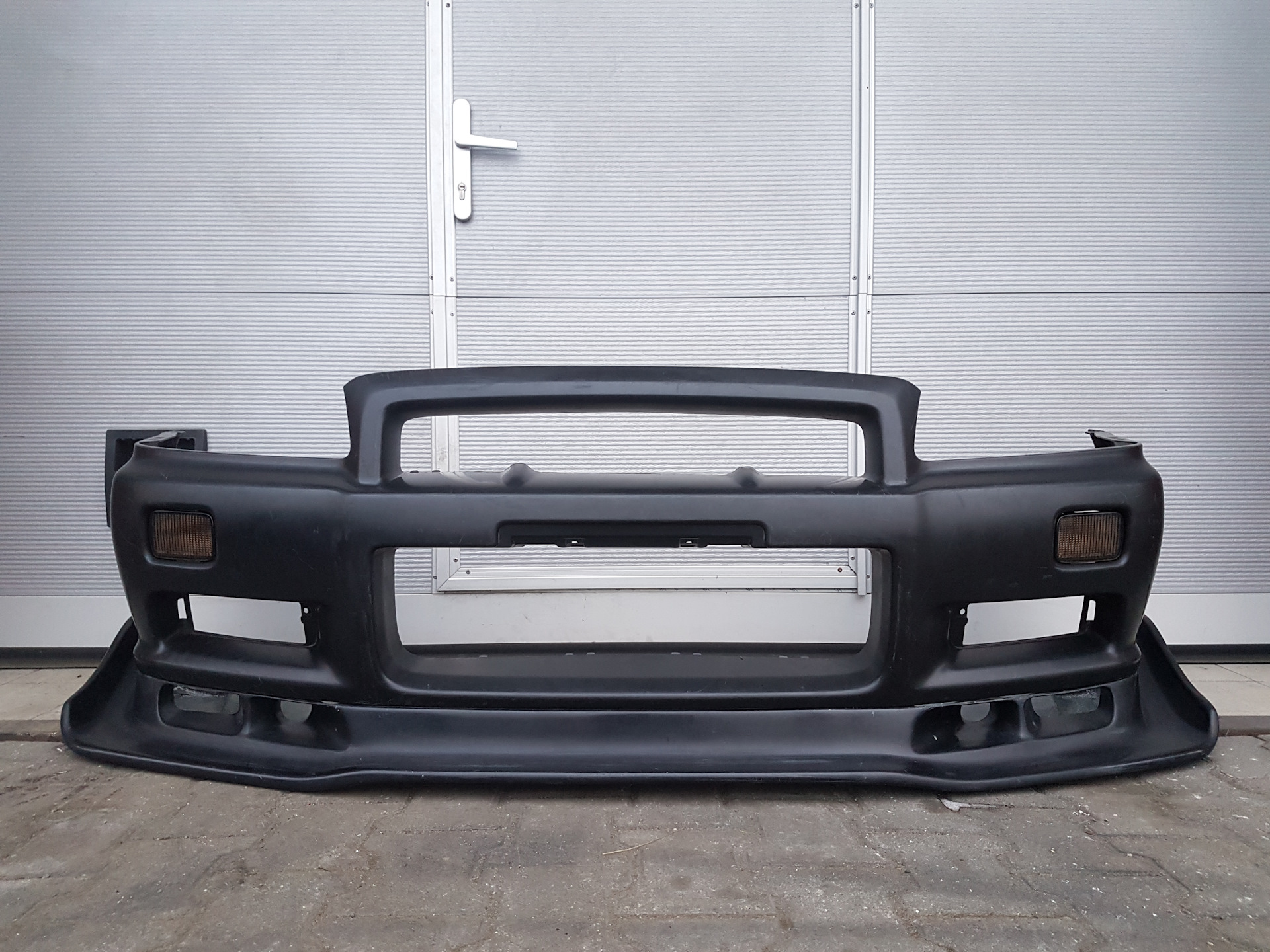 Передний бампер nissan skyline r34 gtr. Передний бампер ниссан скайлайн r34 a. Туманки skyline r34. Nissan skyline r32 передний бампер. Передний бампер r32 gtr skyline.