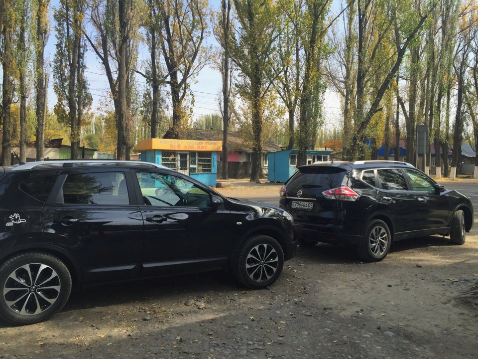 остановка в поселке Байсеит. Машины сверкают после вечерней мойки =) — Nissan X-Trail III (t32)