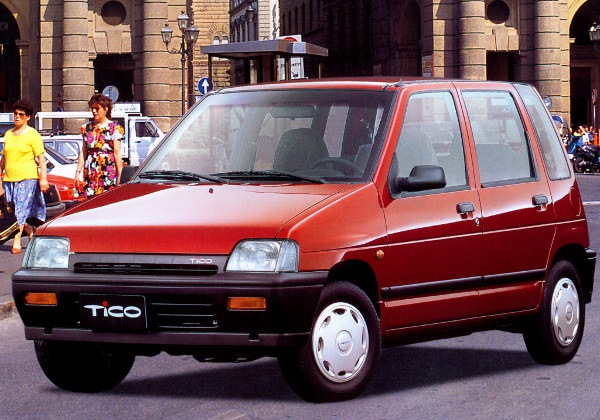 История модели дэу матиз. 5977f22s 960. История модели дэу матиз фото. История модели дэу матиз-5977f22s 960. картинка История модели дэу матиз. картинка 5977f22s 960. С чего же началась история такой распространенной и многими любимой машинки, как Daewoo Matiz? А началась она с такого же маленького японского автомобильчика Suzuki Alto, ничем непривлекательного, кроме своих компактных размеров. Следом за японцами южнокорейцы решили в своей стране создать такой же небольшой и компактный городской автомобиль. Результатом их стремления стало появление Daewoo Tico – предшественника Matiz. Daewoo Tico была практически полной копией Suzuki Alto.