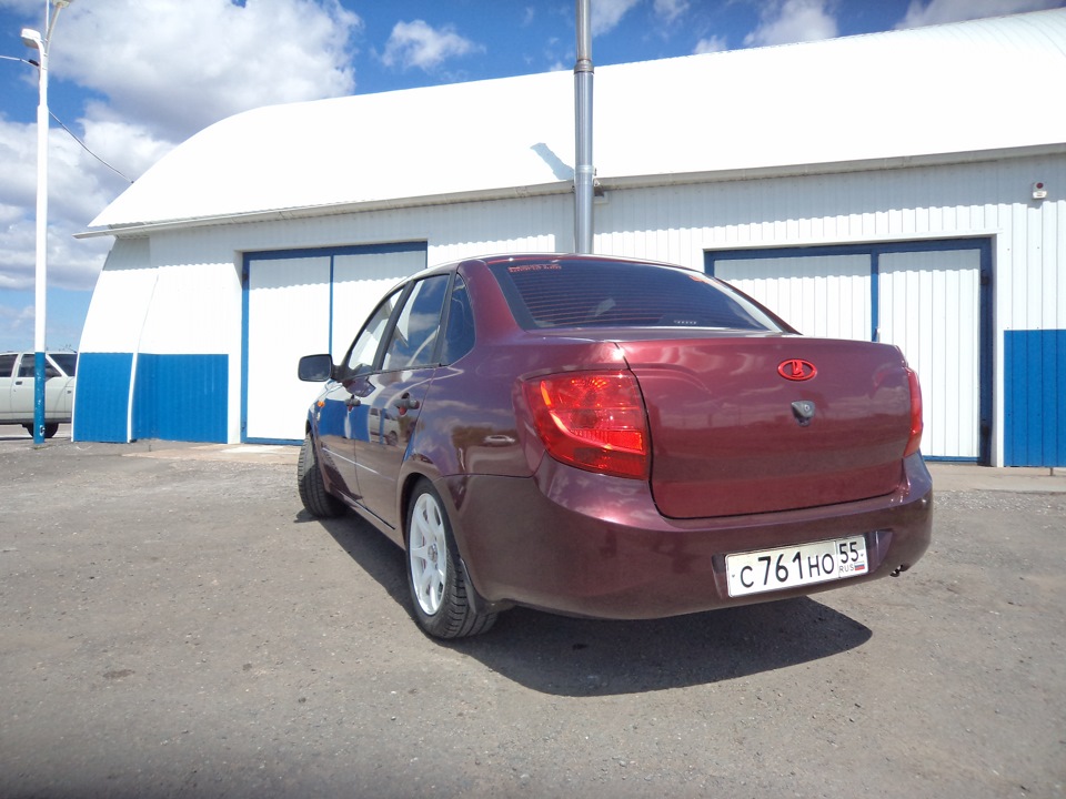Тянем фары.заодно и значок пыльнем — Lada Гранта (1G), 1,6 л, 2013 года ...
