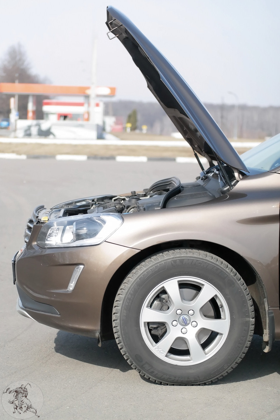 Алюминиевый капот лёгок, на гидроупорах. Когда открывается — ничего не мешается и головой не стукнешься. — Volvo XC60 (1G)