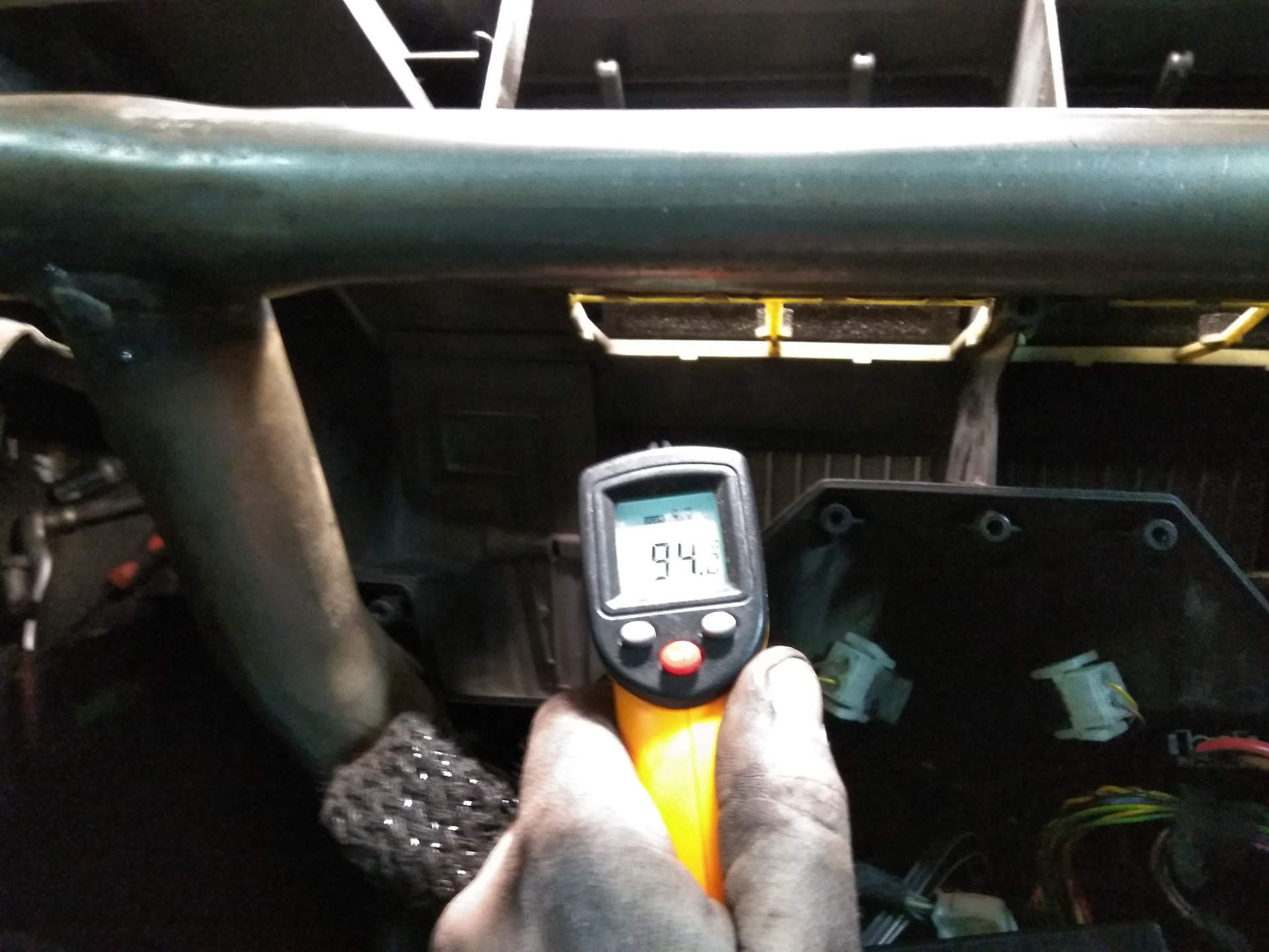 Ваз2110 заслонка горячено воздуха. Печка на дровах в машине. Как проверить печку в машине. Вольво с буржуйкой. Заслонка печки ваз 2110.