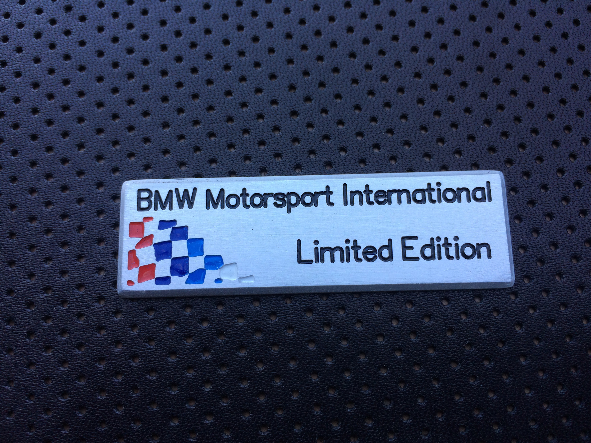 Bmw limited. Табличка БМВ. BMW Limited Edition. Вывеска БМВ. BMW Motorsport International.