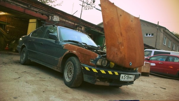 После задней. BMW e30 ржавая. БМВ е34 ржавая. Ржавая БМВ 34. БМВ е34 1989 ржавая.