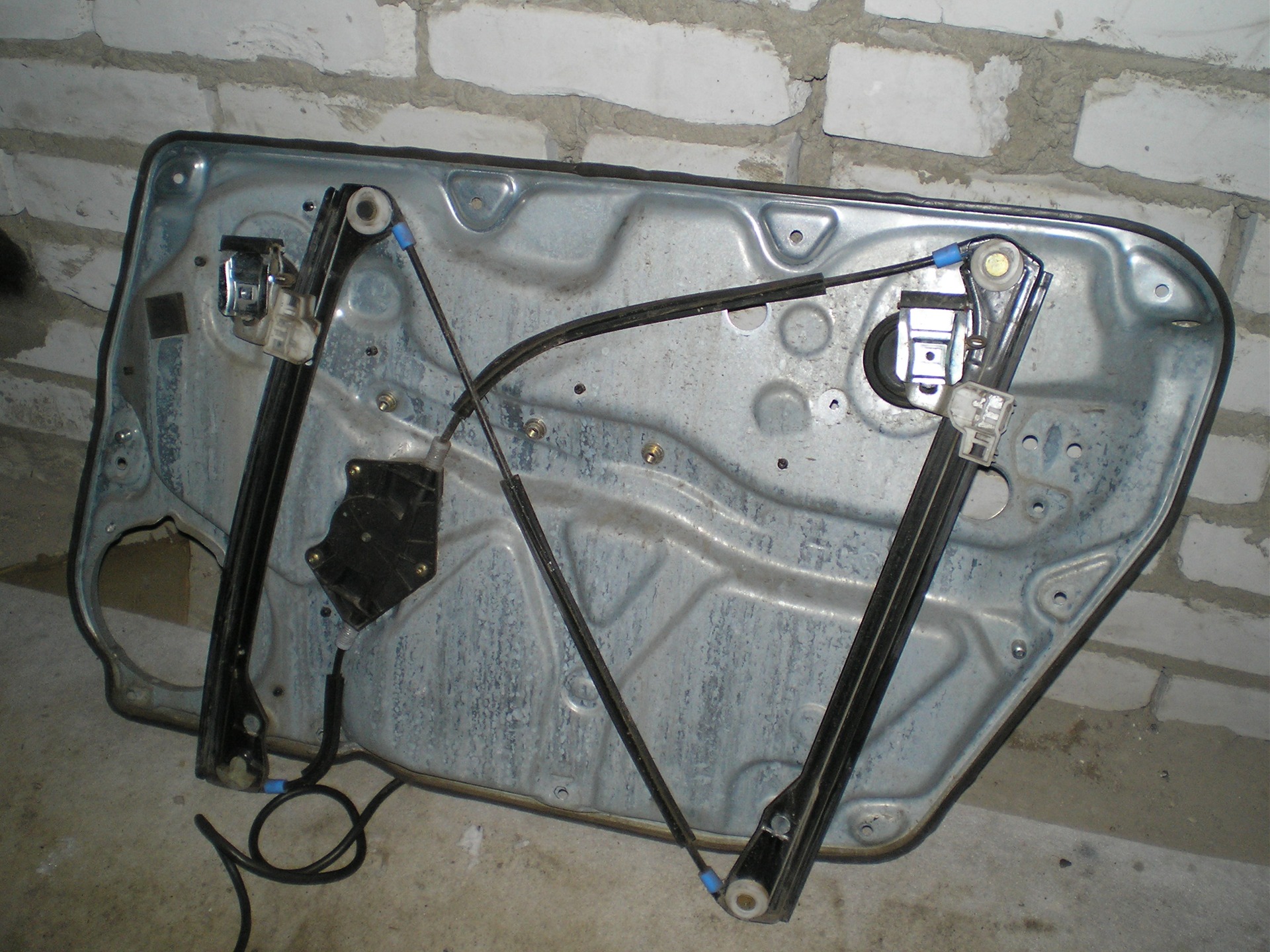 Стеклоподъемник Сломался — Volkswagen Passat B5, 1,6 л., 1997 года ...