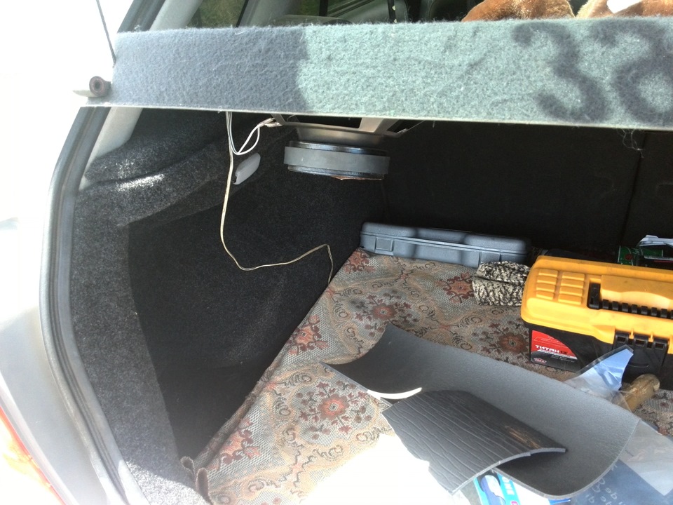 Обтяжка пластика багажника карпетом — Mazda Familia (BJ), 1,5 л, 1998 ...