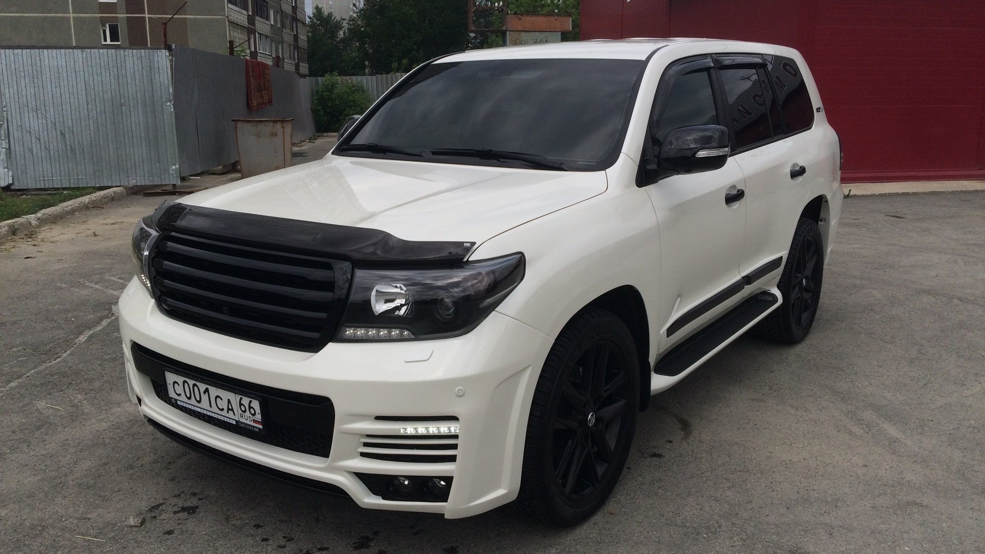 Toyota Land Cruiser 200 4.5 дизельный 2015 | 200 White and Black на DRIVE2