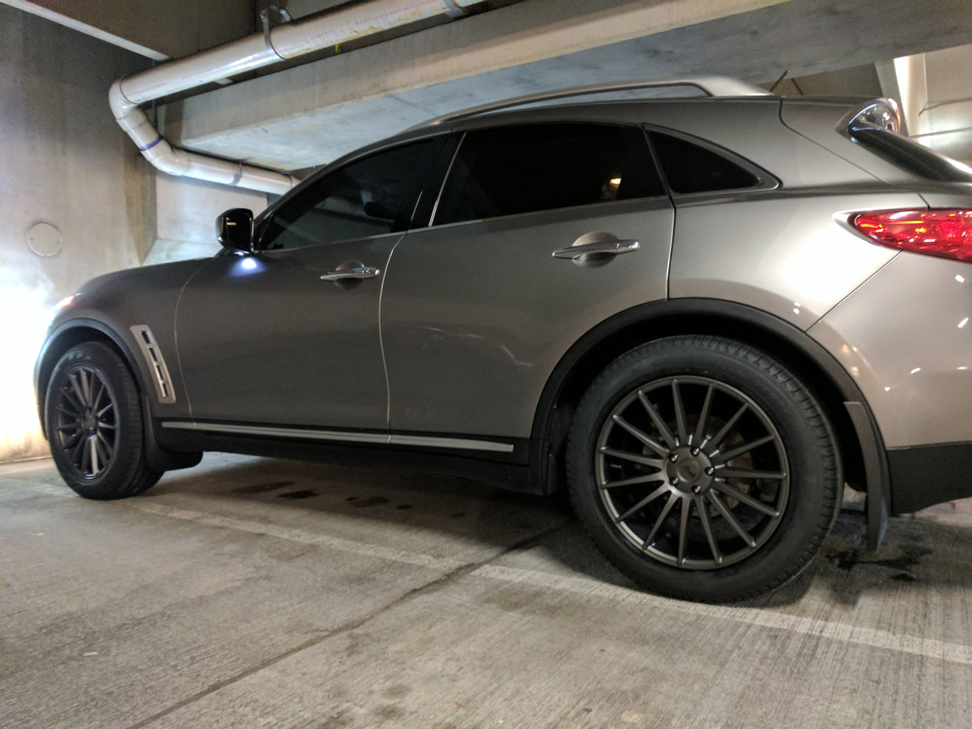 Infiniti FX 35 красные суппорта