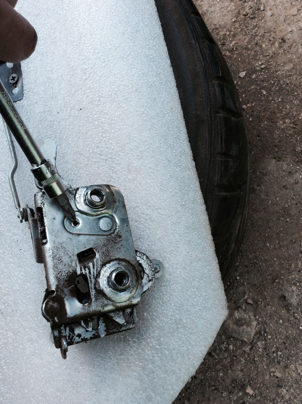 Доработка замков задних дверей — Lada 2114, 1,6 л, 2012 года | своими ...