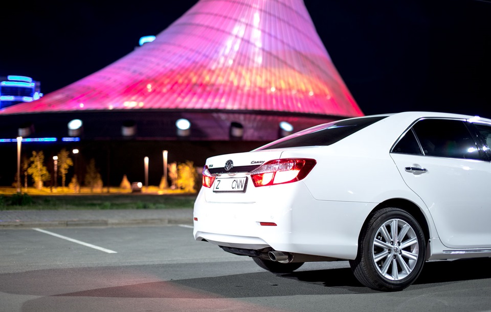 Camry white. Белая Тойота Камри т999ое50. Тойота Камри 50 белая в горах. Камри 50 белая ночью. Тойота Камри белая ПГ.