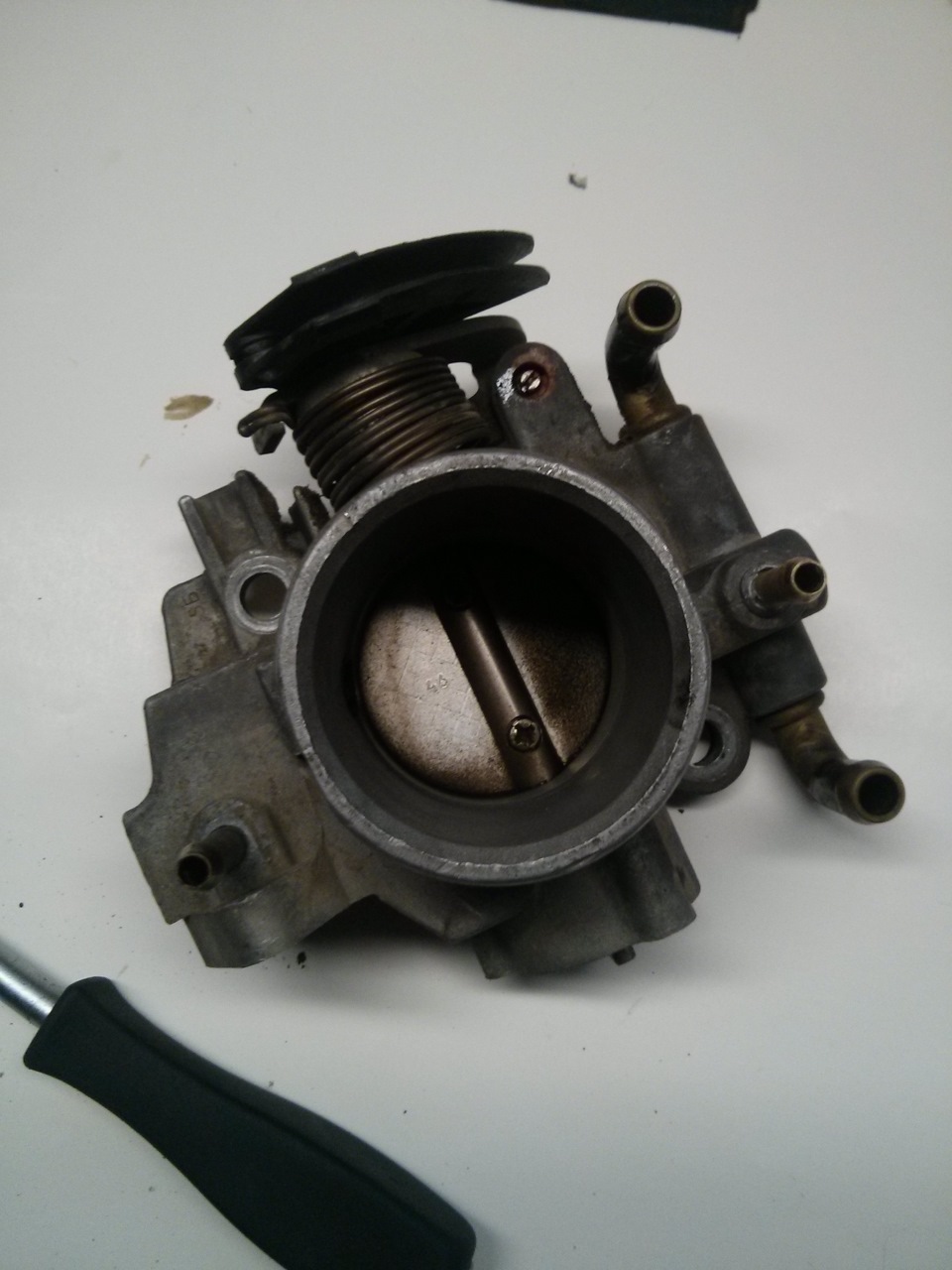 Чистка дроссельной заслонки, ремонт замков спинки сидения и еще по ...