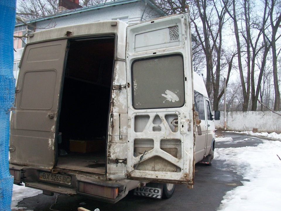 Дверь iveco daily. Задние двери Ивеко Дейли. Ивеко 1996 года. Кабина Ивеко Дейли 2.