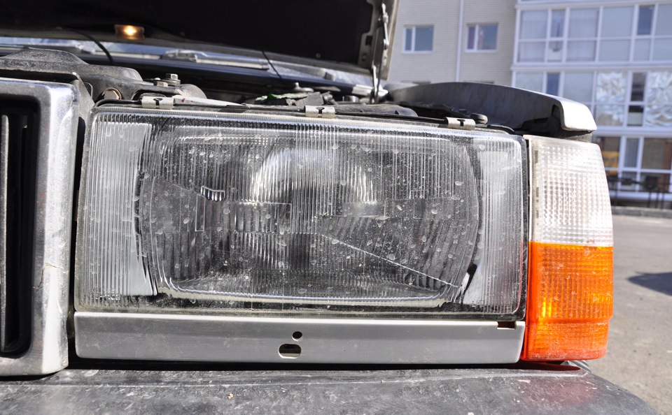 Клейка стекла фары и установка планки под фару — Volvo 740, 2,3 л, 1988 ...