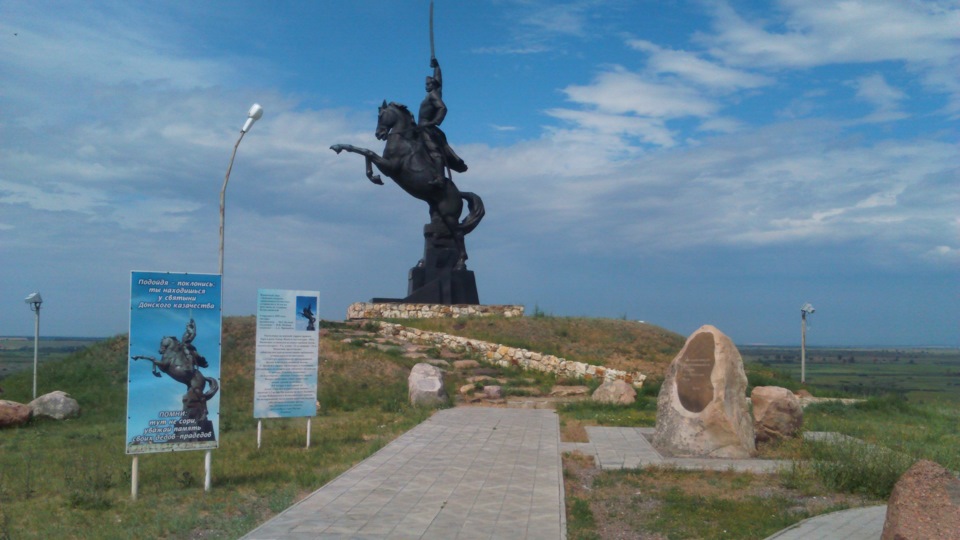 Хутор кумылженский. Кумылга памятник казаку. Памятник казакам на Хопре в Волгоградской обл.. Казак станица Кумылженская. Чиганаки 2 Кумылженский Волгоградская.