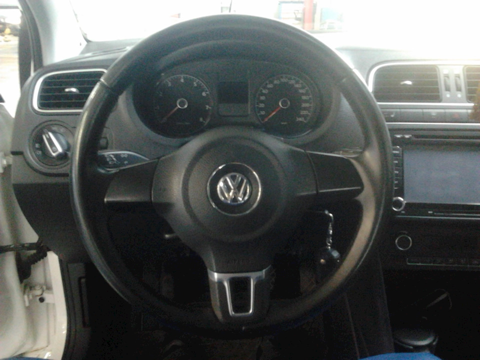 Установка мультируля от рестайла. — Volkswagen Polo Sedan, 1,6 л, 2012 ...