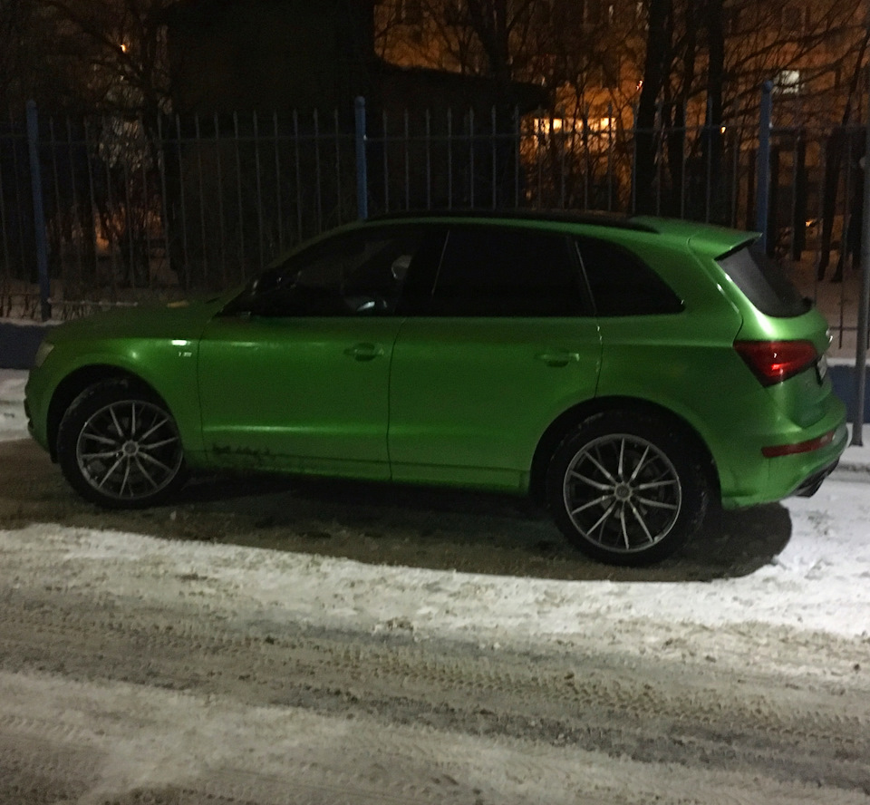 На каком цвете меньше видно грязь. Грязь на черной машине. Старая плитка для пола в ванной. На каком цвете меньше видно грязь. Грязный пол.