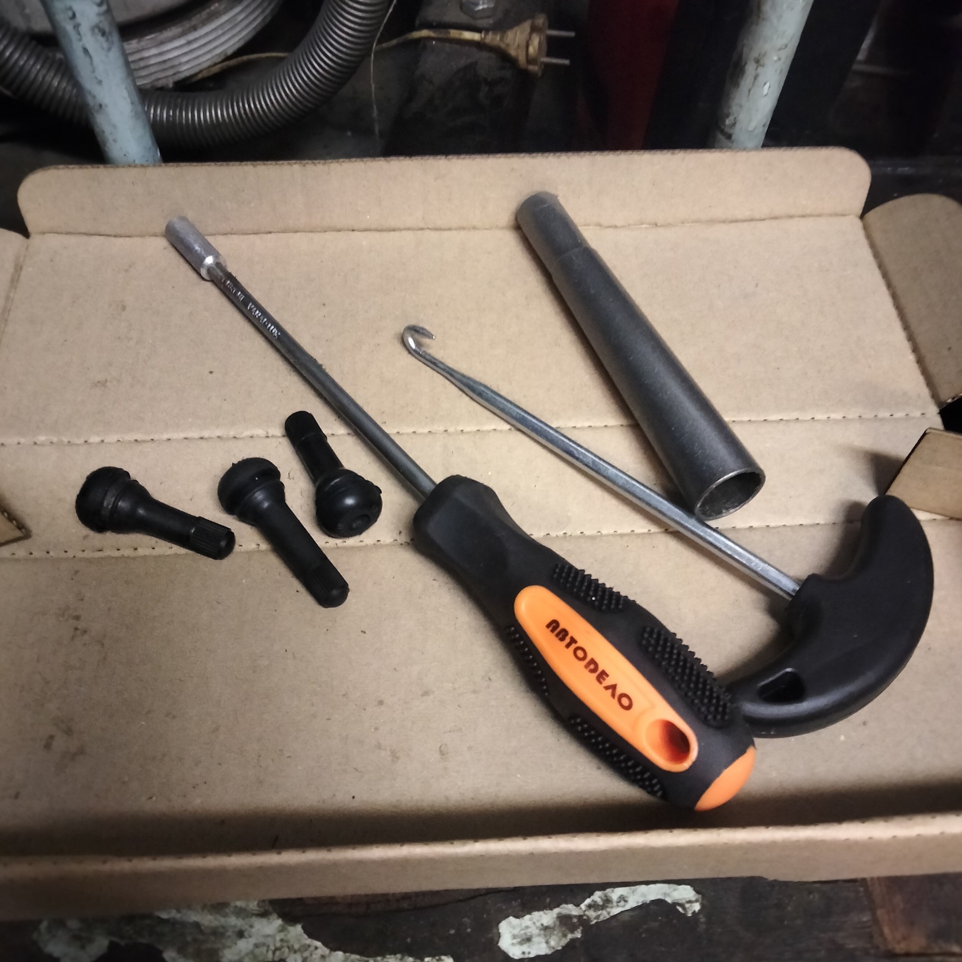 Приспособления для замены ниппеля без снятия . — Mitsubishi Lancer X, 1 ...