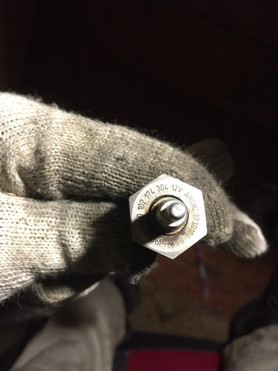 Свеча накаливания Volvo 3730104 (как видно она же Beru 0 102 174 306). — Volvo XC90 (1G). Запчасти на фото: 3730104