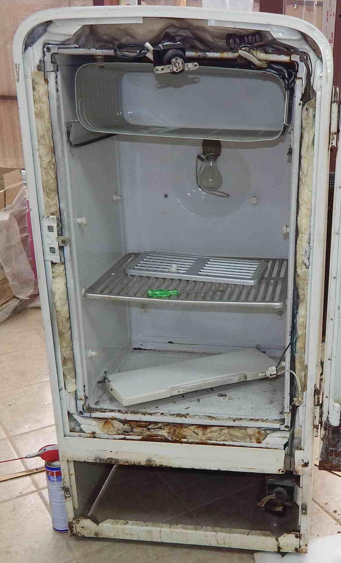 Газовый холодильник старый