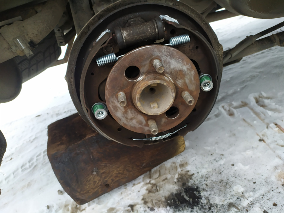 Замена монтажного комплекта барабанных колодок — Nissan Wingroad (Y10 ...