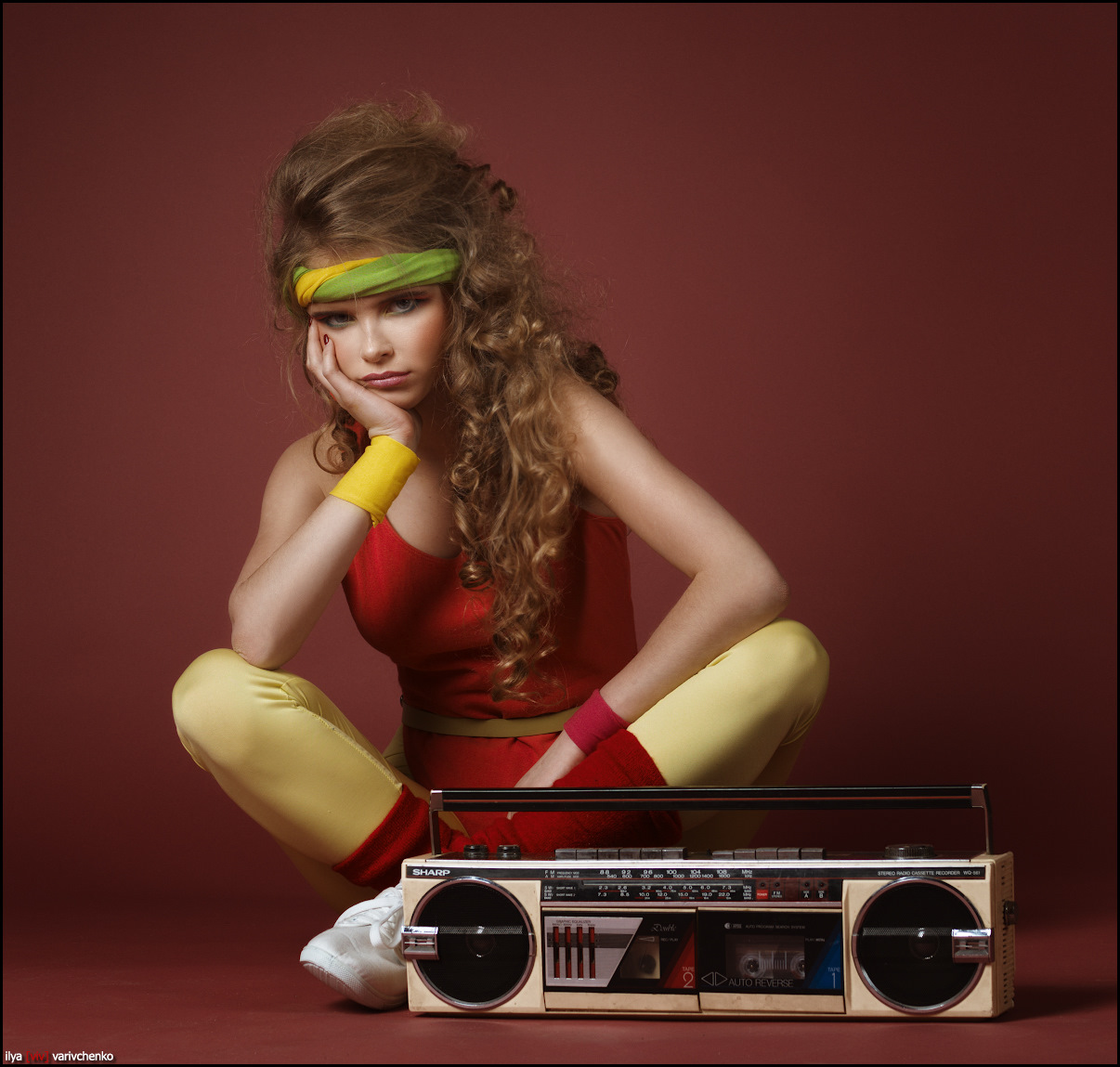 Золотой магнитофон. Девушка с магнитофоном. Девушка с кассетным магнитофоном. Фотосессия с магнитофоном. Портрет в стиле 80-х.