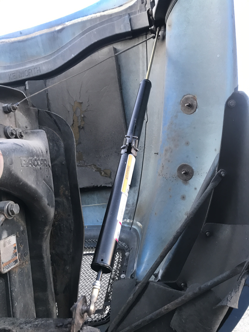 Он предохраняет капот от случайного захлопывания — Kenworth T2000