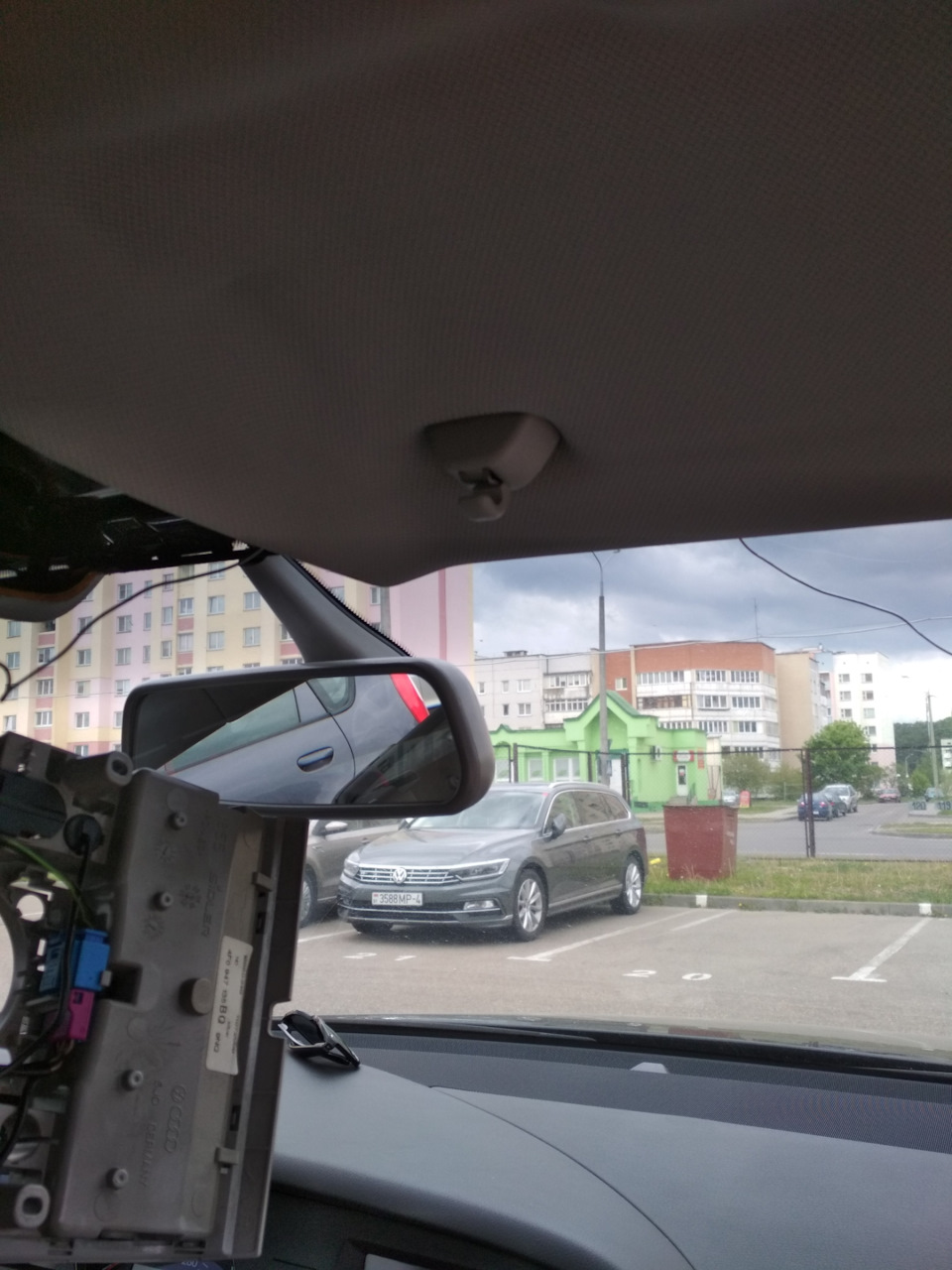 Между обшивкой потолка и стеклом с помощью проволоки подтянул провод к правой стойке. — Audi A6 (C6)