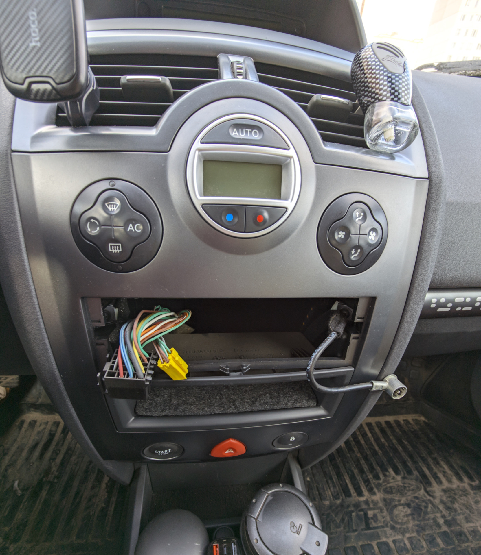 Установка магнитолы Kenwood KMM-306BT — Renault Megane II, 1,6 л, 2008 ...