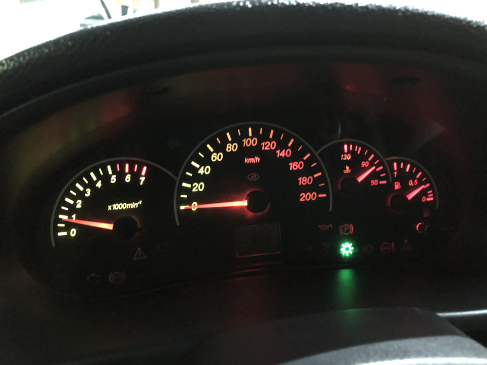 Поменял лампочки в приборке — Lada Приора хэтчбек, 1,6 л, 2011 года ...