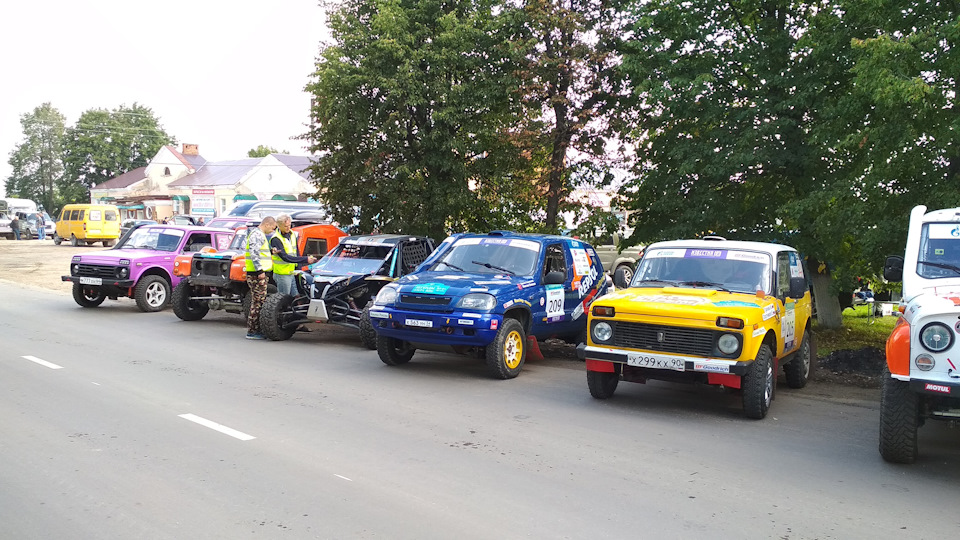 Торжественное открытие на площади в Юже — Lada 2123