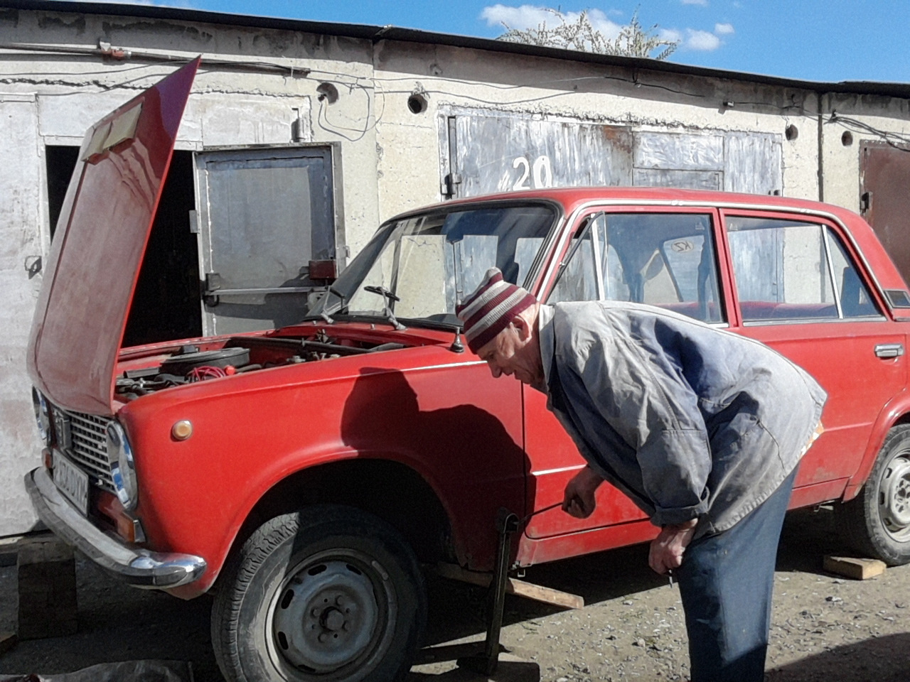 Жигули с человеком. Хозяева жигули. Владелец жигулей. Владелец жигулей. Шутки про жигули.