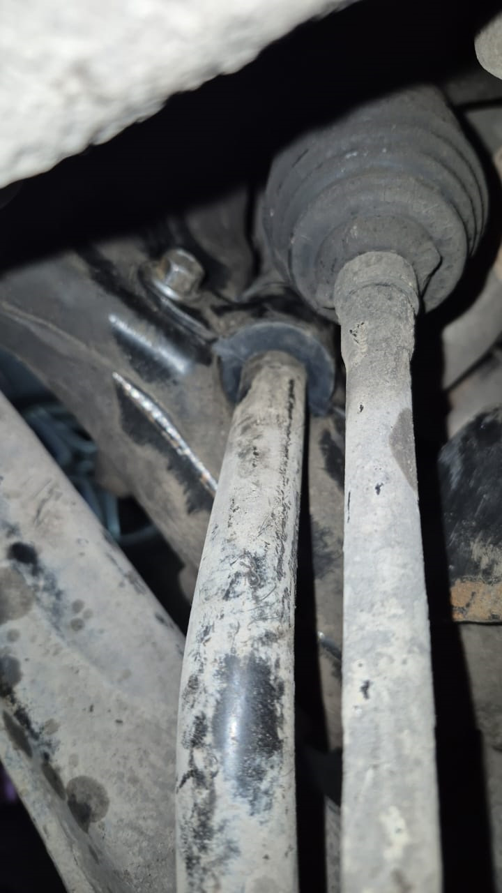 И заодно заменил втулки стабилизатора. — Nissan Cefiro (A33)