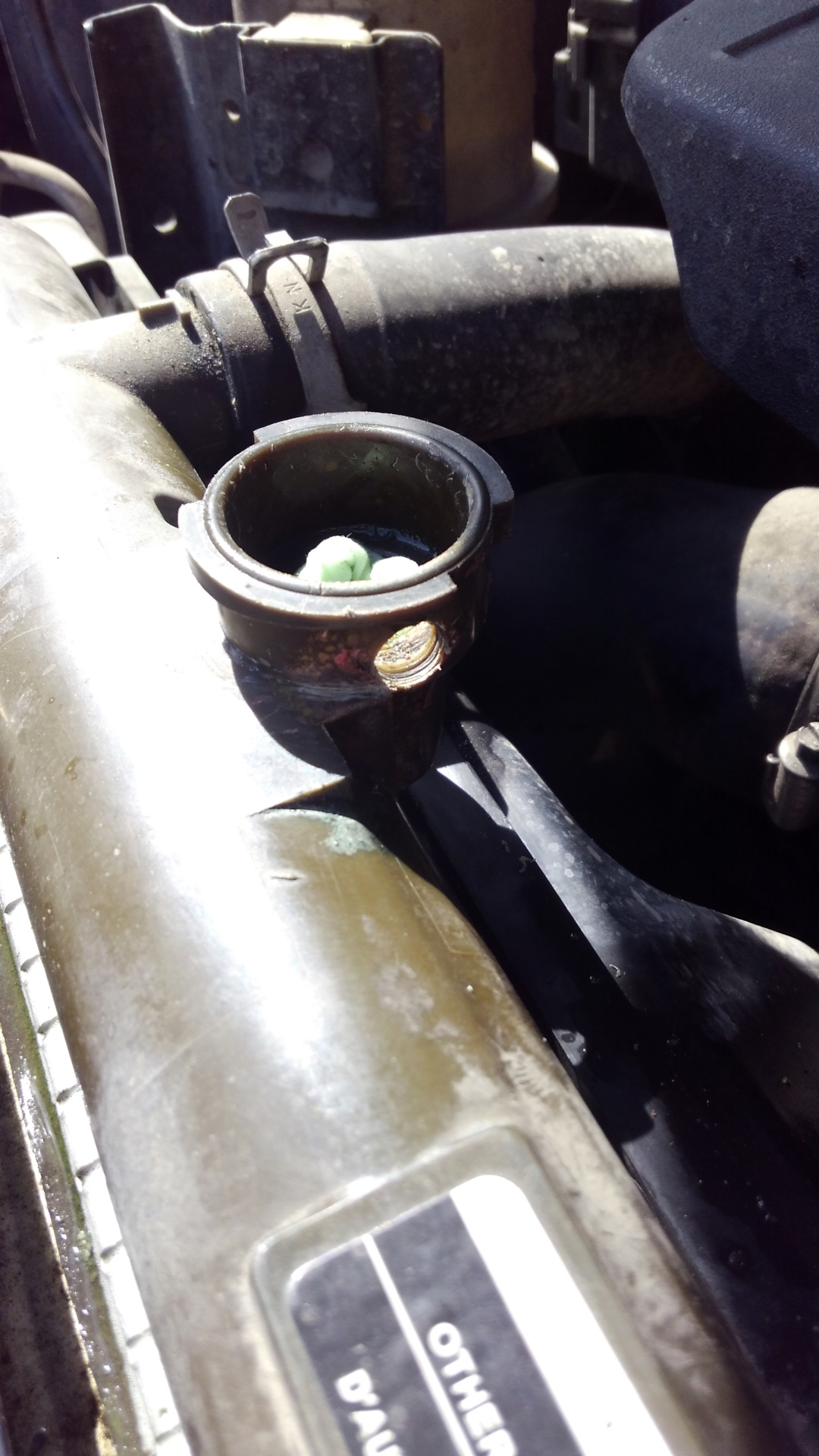 Обломился штуцер на горловине радиатора двигателя V9X Pathfinder r51 ...