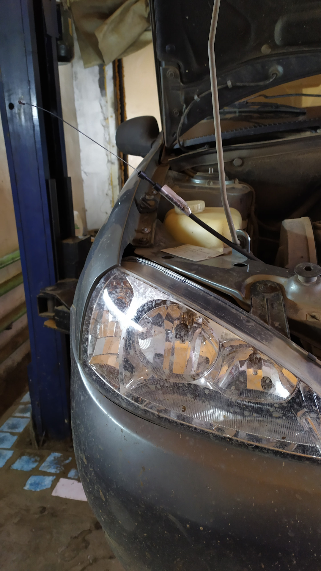 Замена тросика капота — Lada Калина хэтчбек, 1,6 л, 2007 года ...