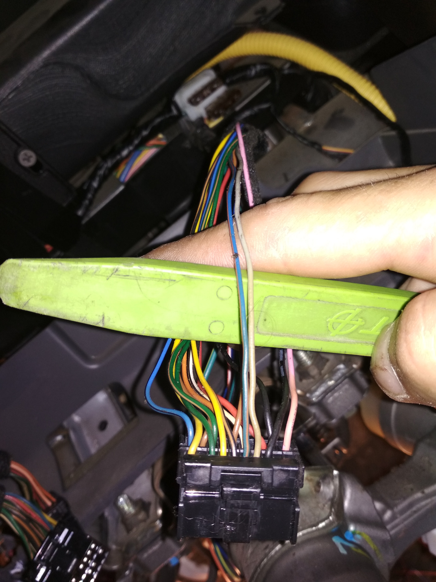 Блок управления сигнализацией шерхан кия сид. Установка сигнализации рио. Сигнализация с автозапуском на киа рио. Установка автосигнализации. Сигнализация от киа рио 2013.