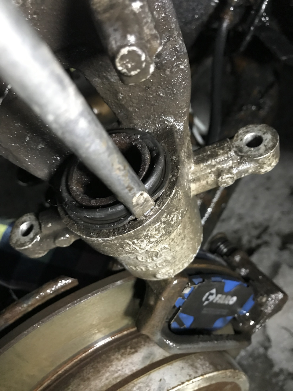 Поддеваем отверткой — Toyota Avensis II