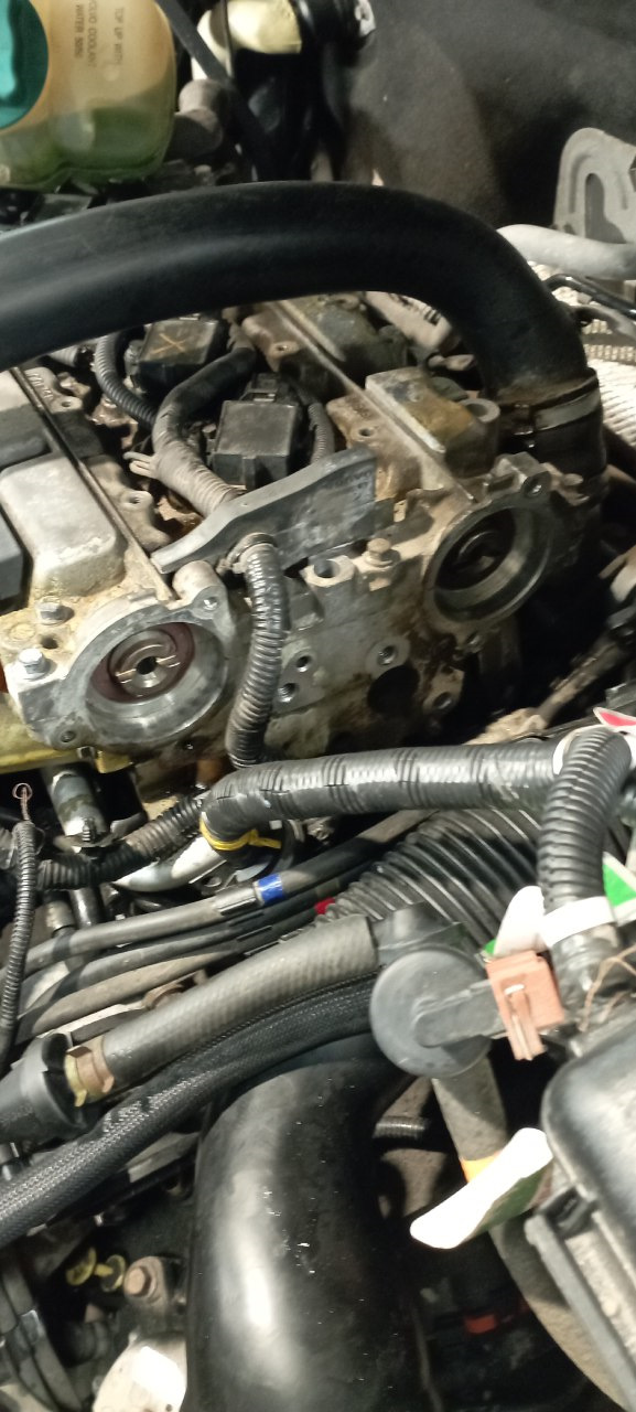 Здесь, под сальником на распредвале, обнаружилась сильная зазубрина… — Volvo XC90 (1G)